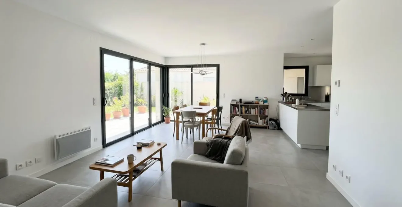 Grande pièce à vivre spacieuse d'une maison moderne à Perpignan montrant l'étendue de la surface habitable à diagnostiquer