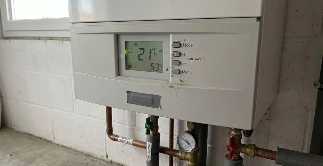 Panneau de commande d'une chaudière à gaz moderne avec affichage numérique de température dans un logement